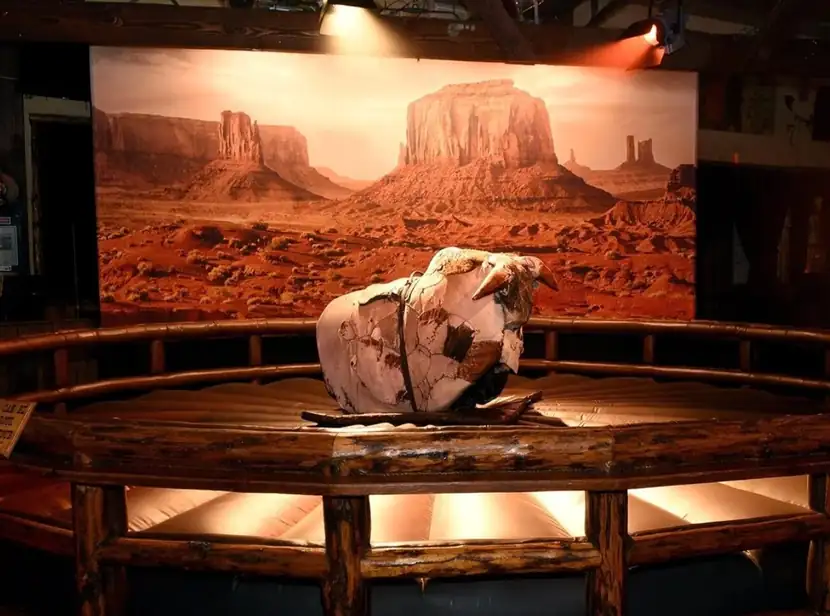 Monument Valley backdrop above a circular timber stage